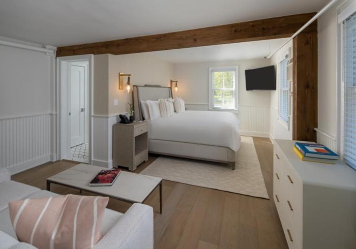 Deluxe King Suite